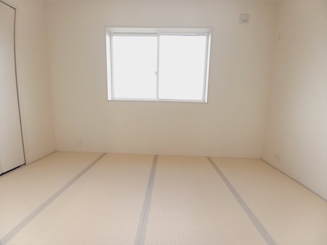 ☆新築デザイナーズ分譲　【いわき市平南白土　全６棟】　1号棟の和室|同施工◆和室の写真です◆　お泊りに来た親戚や来客時、ちょっと横になりたい時にあると便利です♪　和の雰囲気が心を落ち着かせてくれますね♪