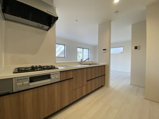 【いわき市自由ケ丘２期】全２棟／2号棟　■住宅ローンに不安がある方は不動産プラスまで■のキッチン|同施工◆キッチンの写真です◆
料理好きな人必見♪キッチンスペース広々！
対面式キッチンですので、お食事の準備をしながらご家族との会話を楽しめます☆

