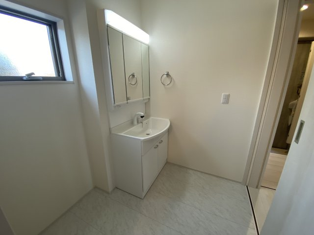 【いわき市自由ケ丘２期】全２棟／2号棟　■住宅ローンに不安がある方は不動産プラスまで■の独立洗面台|◆洗面所の写真です◆バタバタしている忙しい朝でも収納が多い洗面台では短い時間で効率良く支度ができます。

