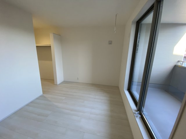 【いわき市自由ケ丘２期】全２棟／2号棟　■住宅ローンに不安がある方は不動産プラスまで■の洋室|◆居室の写真です◆　柔らかい陽光が差し込む明るいお部屋を演出☆　使い勝手の良い間取りなので、ご家族の状況の変化にも耐えられますね。


