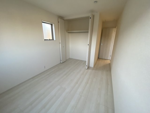 【いわき市自由ケ丘２期】全２棟／2号棟　■住宅ローンに不安がある方は不動産プラスまで■の洋室|◆居室の写真です◆　充分な広さの収納を備え、採光良好な洋室は、快適空間。プライベートの時間もゆったりお寛ぎ頂けそうです。

