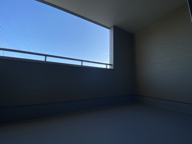 【いわき市自由ケ丘２期】全２棟／2号棟　■住宅ローンに不安がある方は不動産プラスまで■のバルコニー|◆バルコニーの写真です◆明るく風通しの良い空間です。バルコニーには二部屋から出入りできます♪たくさん干せてよく乾き、いつもふかふかの洗濯物！心地よい日差しやさわやかな風を感じることができます
