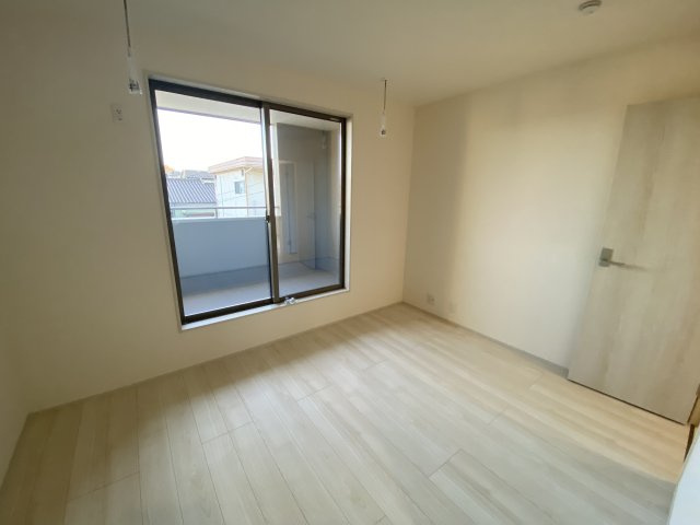 【いわき市自由ケ丘２期】全２棟／2号棟　■住宅ローンに不安がある方は不動産プラスまで■の洋室|◆居室の写真です◆　室内物干しがありますので、梅雨の時期でも安心です。また、夜でも外に出ずに洗濯物を干せるから、女性にも安心ですね♪


