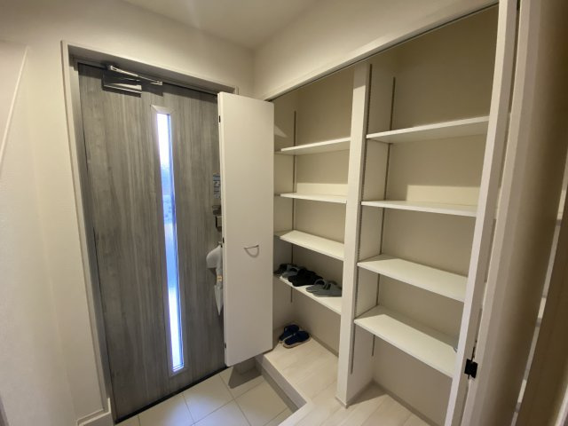 【いわき市自由ケ丘２期】全２棟／2号棟　■住宅ローンに不安がある方は不動産プラスまで■の玄関|◆玄関の写真です◆
玄関の写真です。断熱玄関ドアなので、冷気や暖気の侵入や流出を抑えてくれます。
お洒落で明るい玄関は、お客様にも喜ばれそうです♪♪



