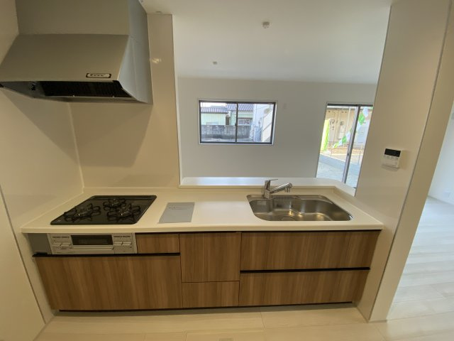 【いわき市自由ケ丘２期】全２棟／2号棟　■住宅ローンに不安がある方は不動産プラスまで■のキッチン|◆キッチンの写真です◆　使い勝手の良いシステムキッチン！
家族の笑顔を見ながらするお料理は対面キッチンの特権ですね！
お料理しやすいキッチンです♪