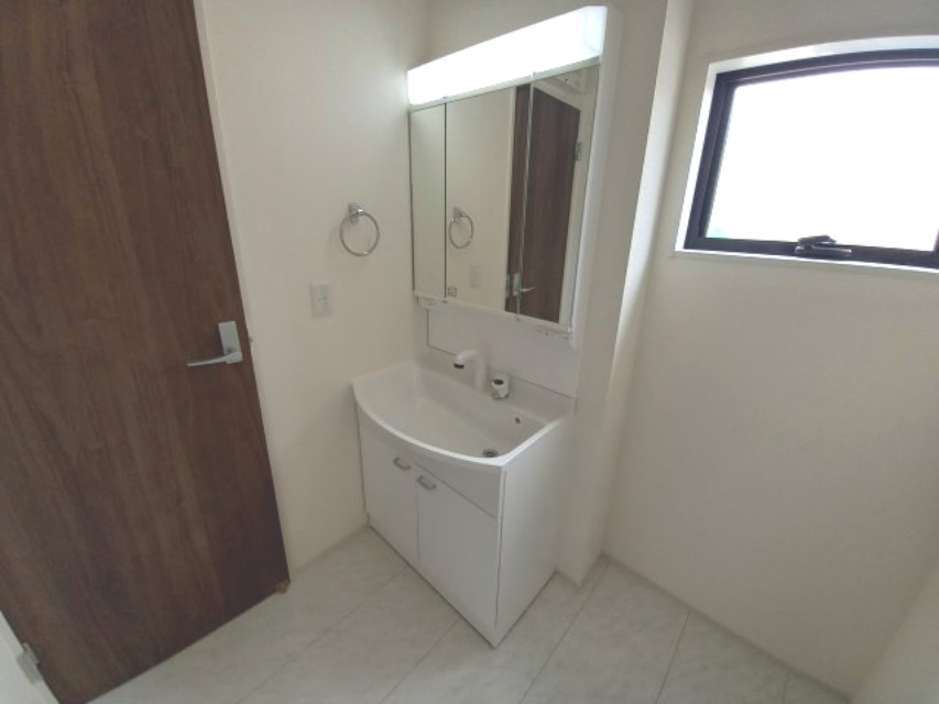 ☆新築デザイナーズ分譲　【いわき市平南白土　全６棟】　3号棟の独立洗面台|同施工　◆洗面所の写真です◆　洗面台は朝をすっきりさせてくれる空間としては大切な空間です。バタバタしている忙しい朝でも収納が多い洗面台では短い時間で効率良く支度ができます。

