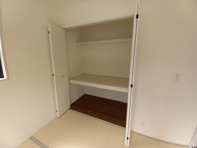 ☆新築デザイナーズ分譲　【いわき市平南白土　全６棟】　3号棟の収納|同施工　◆収納スペースの写真です◆　十分な広さがあるので収納には困りませんね♪　お手持ちの衣類ケースなども置ける大空間で、寝室がスッキリ使えます。