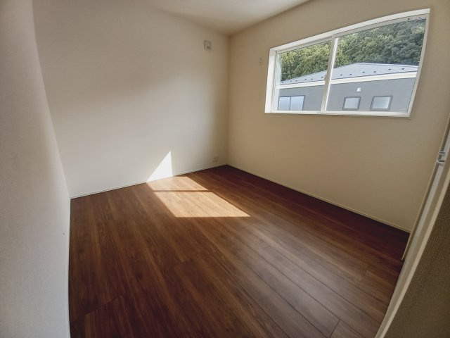 ☆新築デザイナーズ分譲　【いわき市平南白土　全６棟】　3号棟の洋室|同施工　◆居室の写真です◆　充分な広さの収納を備え、採光良好な洋室は、快適空間。プライベートの時間もゆったりお寛ぎ頂けそうです。

