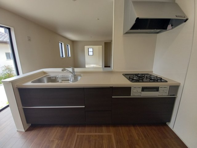 ☆新築デザイナーズ分譲　【いわき市平南白土　全６棟】　3号棟のキッチン|同施工◆キッチンの写真です◆　デザイン性と機能性を兼ね備えたキッチンです。　対面式キッチンは、家族の会話が途切れませんね♪