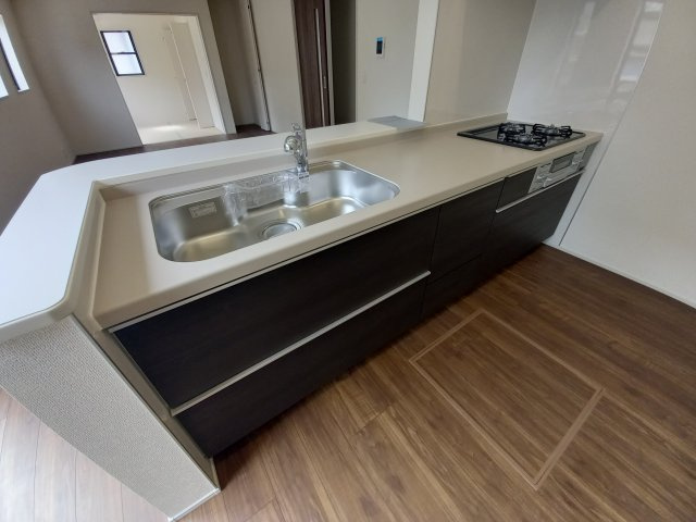 ☆新築デザイナーズ分譲　【いわき市平南白土　全６棟】　3号棟のキッチン|同施工◆◆キッチンの写真です◆　デザイン性と機能性を兼ね備えたキッチンです。　収納力も大満足◎　対面式キッチンは、家族の会話が途切れませんね♪


