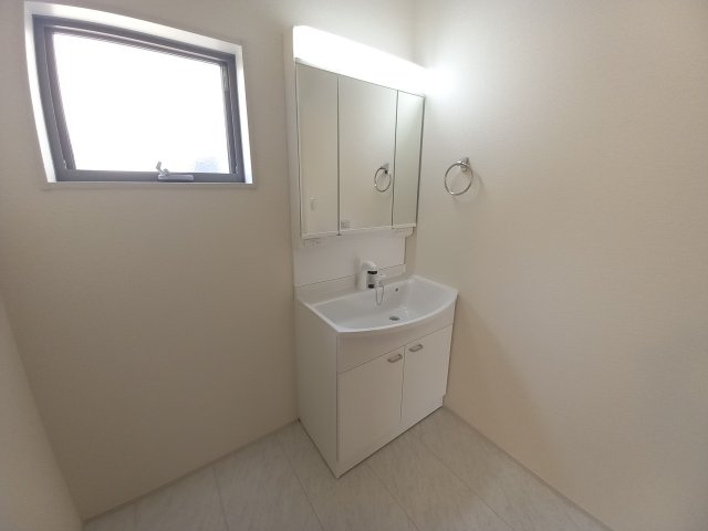 【平倉前1期】　2号棟　※キャンペーン実施中！※　デザイナーズ新築建売住宅の独立洗面台|同施工　◆洗面所の写真です◆　洗面台は朝をすっきりさせてくれる空間としては大切な空間です。バタバタしている忙しい朝でも収納が多い洗面台では短い時間で効率良く支度ができます。

