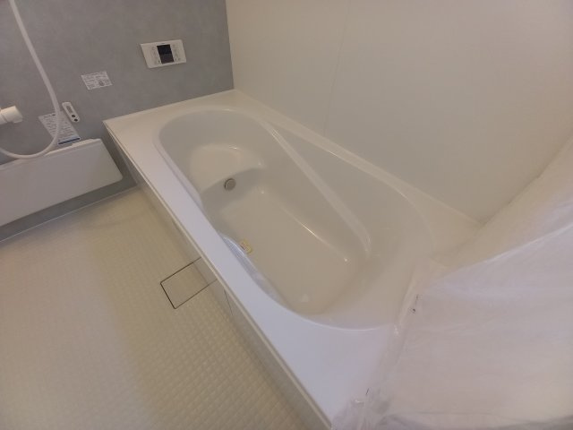 【平倉前1期】　2号棟　※キャンペーン実施中！※　デザイナーズ新築建売住宅の浴室|同施工◆ユニットバスの写真です◆　バリアフリー設計なので、小さなお子様からご年配の方まで安心して入浴することができます。　ご家族それぞれの生活リズムに合わせて、いつでも温かいお風呂に入れます。