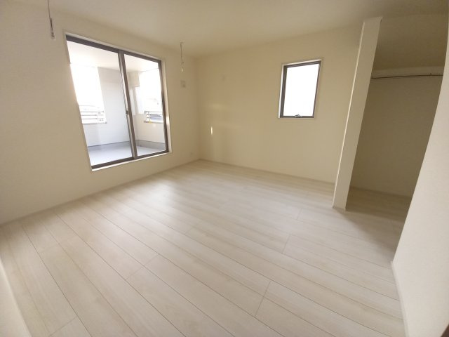 【平倉前1期】　2号棟　※キャンペーン実施中！※　デザイナーズ新築建売住宅の洋室|同施工◆居室の写真です◆　日当たり良好の居室は気持ちが良いですね。