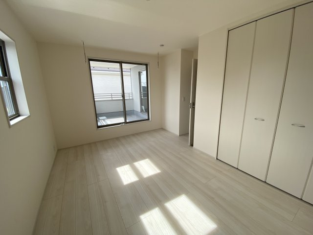 【平倉前1期】　2号棟　※キャンペーン実施中！※　デザイナーズ新築建売住宅の洋室|同施工◆居室の写真です◆　柔らかい陽光が差し込む明るいお部屋を演出☆　使い勝手の良い間取りなので、ご家族の状況の変化にも耐えられますね。