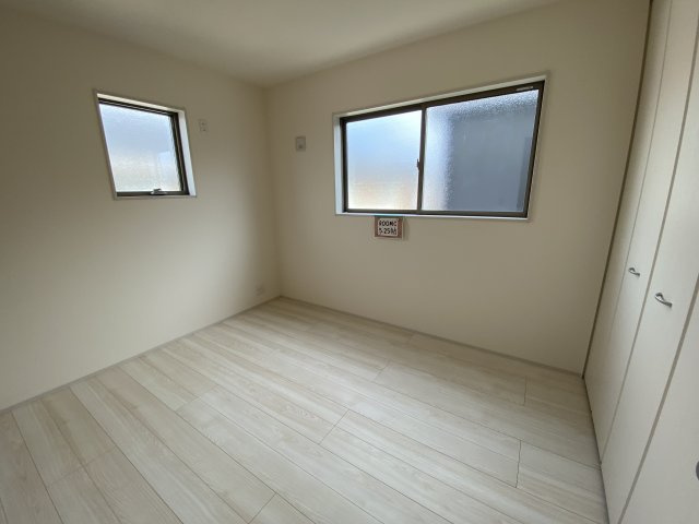 【平倉前1期】　2号棟　※キャンペーン実施中！※　デザイナーズ新築建売住宅の洋室|同施工◆居室の写真です◆　日当たり良好の居室は気持ちが良いですね。　家族構成によって色んなアレンジを加えられます♪それぞれにプライベートなスペースを持ち、子どもたちの成長も見守ることができますね。