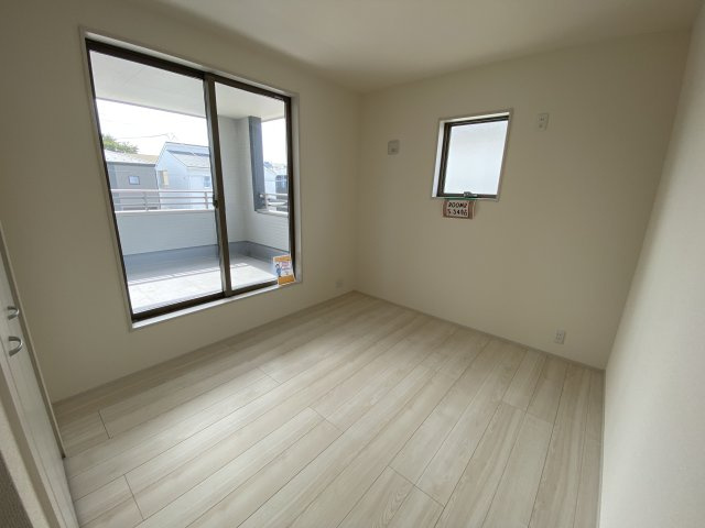 【平倉前1期】　2号棟　※キャンペーン実施中！※　デザイナーズ新築建売住宅の洋室|同施工　◆居室の写真です◆　木の温もりがナチュラルでくつろげる空間ですね♪　子供部屋としても、寝室としても、どんなインテリアにしようか…選ぶ楽しみが増えますね♪