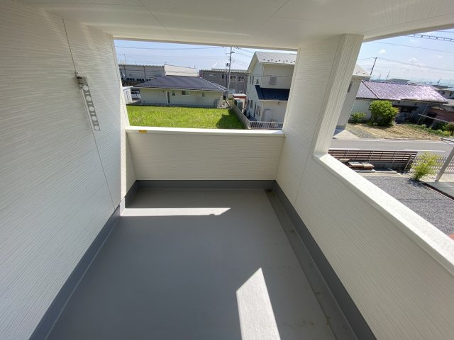 【平倉前1期】　2号棟　※キャンペーン実施中！※　デザイナーズ新築建売住宅のバルコニー|同施工◆バルコニーの写真です◆　
洗濯物から布団まで一度にたくさん干せて便利です♪
眺めのよいバルコニーで、あなただけのリラックスタイムを☆