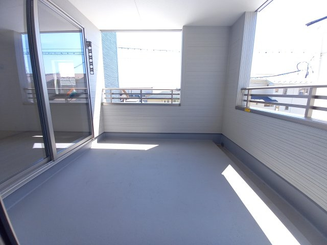 【平倉前1期】　2号棟　※キャンペーン実施中！※　デザイナーズ新築建売住宅のバルコニー|同施工◆バルコニーの写真です◆　お布団など大きいものも、充分に干せる広さがございます。人気のベランピングも楽しめる広さ！自宅のアウトドア空間でゆったり過ごせます。
