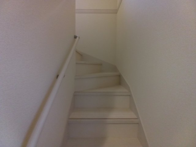 【平倉前1期】　2号棟　※キャンペーン実施中！※　デザイナーズ新築建売住宅の内装|同施工　◆階段の写真です◆　
階段は家族がほぼ毎日通る動線の為、安全上の配慮が必要です！
階段は手すり付きなので、小さなお子様からご年配の方まで安心ですね♪



