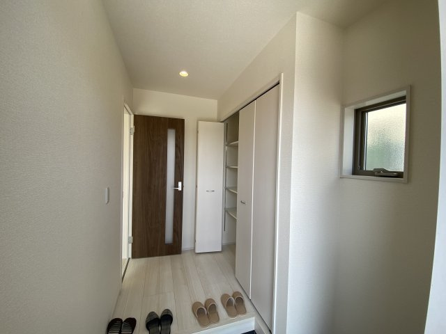 【平倉前1期】　2号棟　※キャンペーン実施中！※　デザイナーズ新築建売住宅の玄関|同施工◆玄関の写真です◆
広々玄関で人の出入りが楽！　シューズボックスは収納力たっぷりで、整理整頓も楽ちんですね。お洒落な玄関はお客様からも喜んでいただけそうです！！