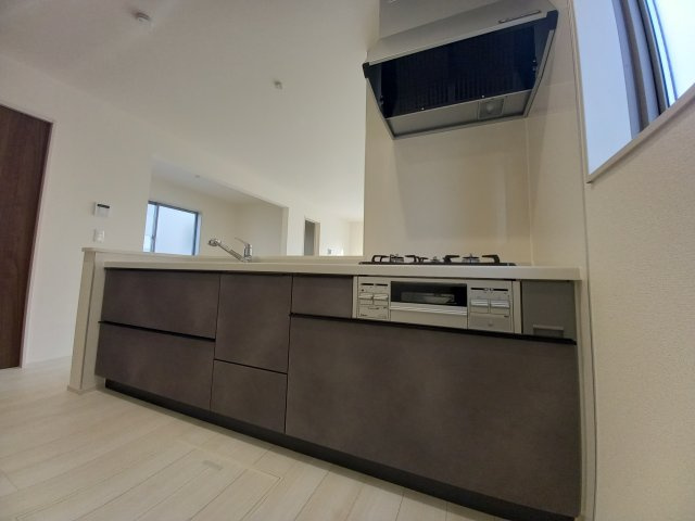 【平倉前1期】　2号棟　※キャンペーン実施中！※　デザイナーズ新築建売住宅のその他|同施工◆キッチンの写真です◆　デザイン性と機能性を兼ね備えたキッチンです。　収納力も大満足◎　対面式キッチンは、家族の会話が途切れませんね♪


