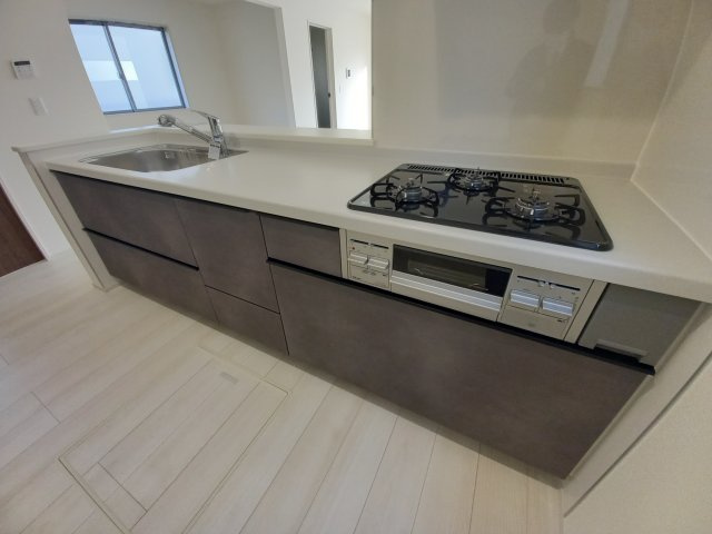 【平倉前1期】　2号棟　※キャンペーン実施中！※　デザイナーズ新築建売住宅のキッチン|同施工◆キッチンの写真です◆　デザイン性と機能性を兼ね備えたキッチンです。　対面式キッチンは、家族の会話が途切れませんね♪