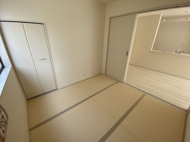 【平倉前1期】　2号棟　※キャンペーン実施中！※　デザイナーズ新築建売住宅の和室|同施工◆和室の写真です◆　お泊りに来た親戚や来客時、ちょっと横になりたい時にあると便利です♪　和の雰囲気が心を落ち着かせてくれますね♪