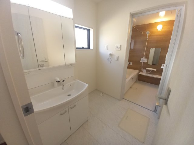 【平倉前1期】　3号棟　■平イオンまで徒歩5分♪　■デザイナーズ新築建売住宅の独立洗面台|同施工◆洗面所の写真です◆　洗面台は朝をすっきりさせてくれる空間としては大切な空間です。バタバタしている忙しい朝でも収納が多い洗面台では短い時間で効率良く支度ができます。