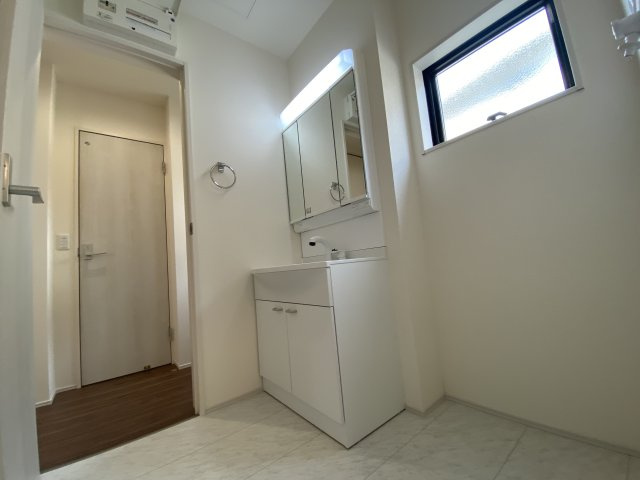 【平倉前1期】　3号棟　■平イオンまで徒歩5分♪　■デザイナーズ新築建売住宅の独立洗面台|同施工　◆洗面所の写真です◆　洗面台は朝をすっきりさせてくれる空間としては大切な空間です。バタバタしている忙しい朝でも収納が多い洗面台では短い時間で効率良く支度ができます。

