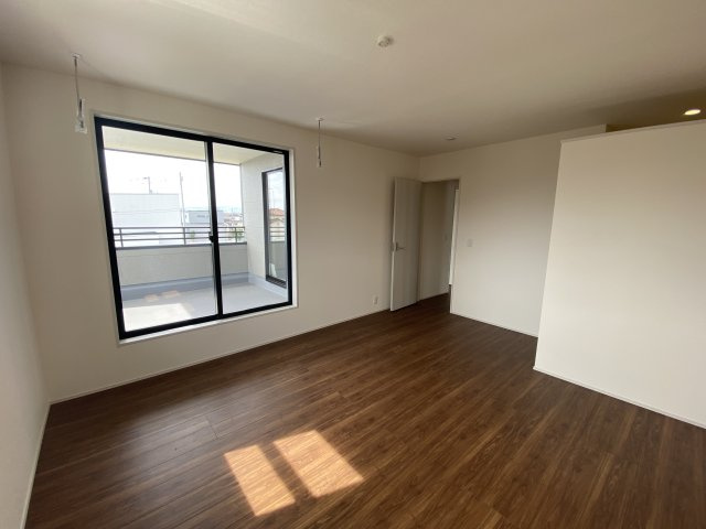 【平倉前1期】　3号棟　■平イオンまで徒歩5分♪　■デザイナーズ新築建売住宅の洋室|同施工◆居室の写真です◆　日当たり良好の居室は気持ちが良いですね。　家族構成によって色んなアレンジを加えられます♪それぞれにプライベートなスペースを持ち、子どもたちの成長も見守ることができますね。