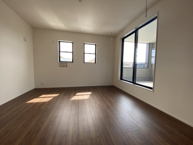 【平倉前1期】　3号棟　■平イオンまで徒歩5分♪　■デザイナーズ新築建売住宅の洋室|同施工　◆居室の写真です◆　充分な広さの収納を備え、採光良好な洋室は、快適空間。プライベートの時間もゆったりお寛ぎ頂けそうです。

