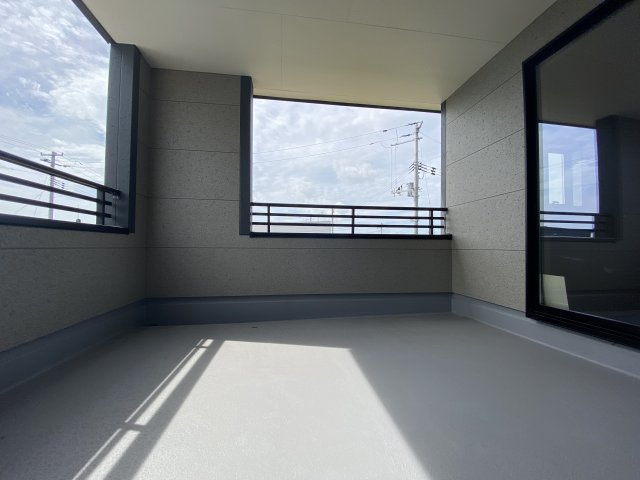 【平倉前1期】　3号棟　■平イオンまで徒歩5分♪　■デザイナーズ新築建売住宅のバルコニー|同施工◆バルコニーの写真です◆　お布団など大きいものも、充分に干せる広さがございます。人気のベランピングも楽しめる広さ！自宅のアウトドア空間でゆったり過ごせます。