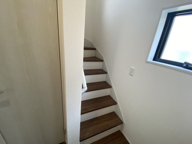 【平倉前1期】　3号棟　■平イオンまで徒歩5分♪　■デザイナーズ新築建売住宅の内装|同施工　◆階段の写真です◆　
階段は家族がほぼ毎日通る動線の為、安全上の配慮が必要です！
階段は手すり付きなので、小さなお子様からご年配の方まで安心ですね♪



