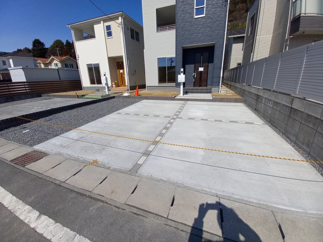 【平倉前1期】　3号棟　■平イオンまで徒歩5分♪　■デザイナーズ新築建売住宅の駐車場|同施工　◆カースペースの写真です◆
陽当りの良い駐車場は週末の洗車も快適です♪お車の他にも、自転車をとめられそうなスペースもございます。
