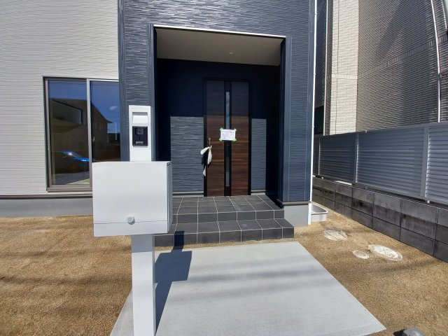【平倉前1期】　3号棟　■平イオンまで徒歩5分♪　■デザイナーズ新築建売住宅の玄関|同施工　　◆玄関の写真です◆
お洒落な玄関は気分が良いですね♪広々とした玄関になっております。　ご両親やお友達が来ても、靴の置き場に困ることはありません。収納力たっぷりで、整理整頓も楽ちんですね。

