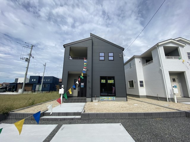 【平倉前1期】　3号棟　■平イオンまで徒歩5分♪　■デザイナーズ新築建売住宅の前面道路含む現地写真|同施工◆
一緒に理想の住まいを見つけましょう！（＾＾）
お住まいの相談だけでなく、地域の事についても是非お気軽に尋ねてください！
お問い合わせは不動産プラスまで☆

