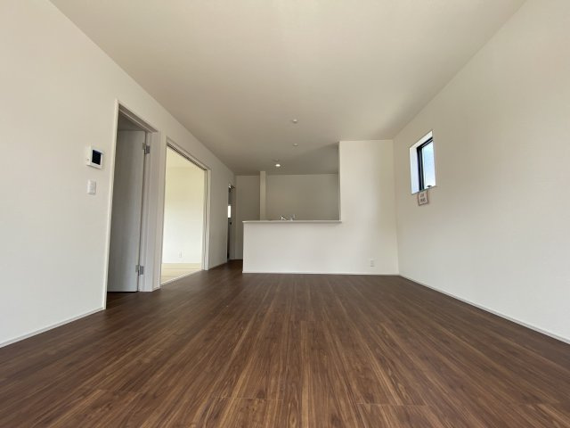 【平倉前1期】　3号棟　■平イオンまで徒歩5分♪　■デザイナーズ新築建売住宅の居間・リビング|同施工◆リビング写真です◆木の温もりがやさしいフローリングは安らぎをもたらすプライベート空間♪大きな窓のあるリビングは、陽光あふれる明るく居心地も良くご家族皆がゆったり寛げる憩いの空間となりそうです
