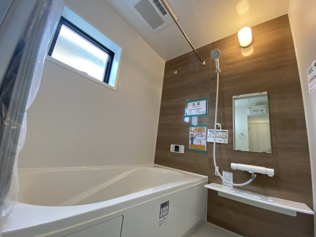 【平倉前1期】　3号棟　■平イオンまで徒歩5分♪　■デザイナーズ新築建売住宅の浴室|同施工◆ユニットバスの写真です◆　バリアフリー設計なので、小さなお子様からご年配の方まで安心して入浴することができます。　ご家族それぞれの生活リズムに合わせて、いつでも温かいお風呂に入れます。