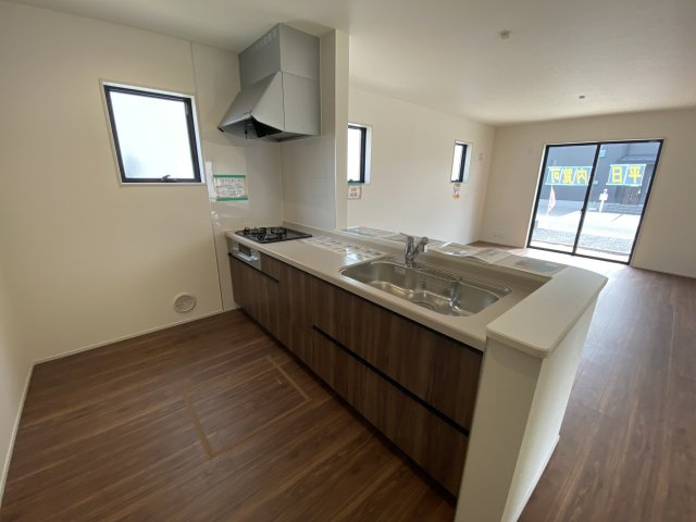 【平倉前1期】　3号棟　■平イオンまで徒歩5分♪　■デザイナーズ新築建売住宅のキッチン|同施工◆キッチンの写真です◆　デザイン性と機能性を兼ね備えたキッチンです。　収納力も大満足◎　対面式キッチンは、家族の会話が途切れませんね♪


