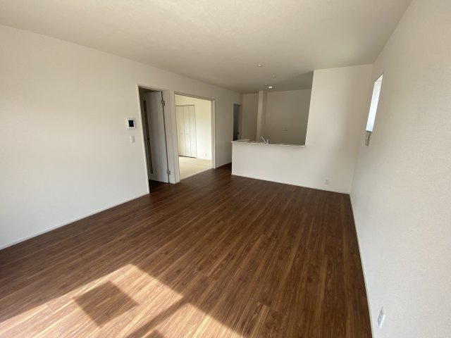 【平倉前1期】　3号棟　■平イオンまで徒歩5分♪　■デザイナーズ新築建売住宅の居間・リビング|同施工◆リビングの写真です◆　ホームパーティーも盛り上がりそうなおしゃれなリビング♪　広いリビングで快適に、ゆったりと過ごせますね♪