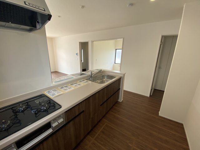 【平倉前1期】　3号棟　■平イオンまで徒歩5分♪　■デザイナーズ新築建売住宅のキッチン|同施工◆キッチンの写真です◆　デザイン性と機能性を兼ね備えたキッチンです。　対面式キッチンは、家族の会話が途切れませんね♪