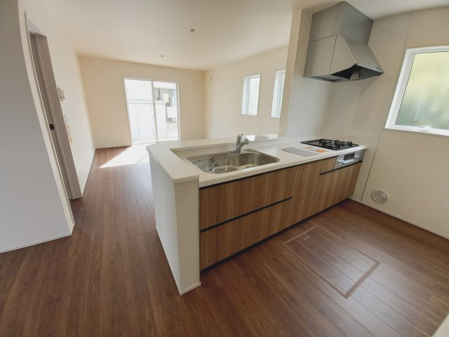 【いわき市泉町滝尻第2】　新築建売　2号棟　＼アクセス良好で県内各所通勤可能♪／のキッチン|同施工◆キッチンの写真です◆お料理しながらご家族とコミュニケーションをとれる人気のプランです。料理中でもお子様がリビングやダイニングで遊んでいる姿が見えます。