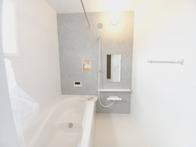 【いわき市泉町滝尻第2】　新築建売　2号棟　＼アクセス良好で県内各所通勤可能♪／の浴室|同施工◆ユニットバスの写真です◆　毎日の疲れを癒す広々とした浴室は、足を伸ばしてゆっくりとくつろげます♪　好きな音楽を聴いたり、動画を見たり、半身浴をして　自分だけの癒し時間が楽しめますね！

