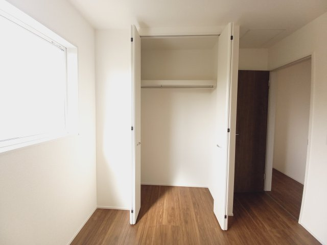 【いわき市泉町滝尻第2】　新築建売　2号棟　＼アクセス良好で県内各所通勤可能♪／の収納|同施工◆収納スペースの写真です◆　衣類やカバンなどたっぷりと収納可能です！生活感のあるものを隠して置けるからお部屋をスッキリと見せやすいです。





