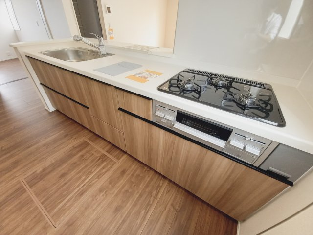 【いわき市泉町滝尻第2】　新築建売　2号棟　＼アクセス良好で県内各所通勤可能♪／のキッチン|同施工◆キッチンの写真です◆　目の前にリビングが広がる対面キッチンを採用、キッチンからリビング全体を見渡せる子育て中のご家族にも嬉しい造りです！キッチンでお料理をお楽しみください♪
