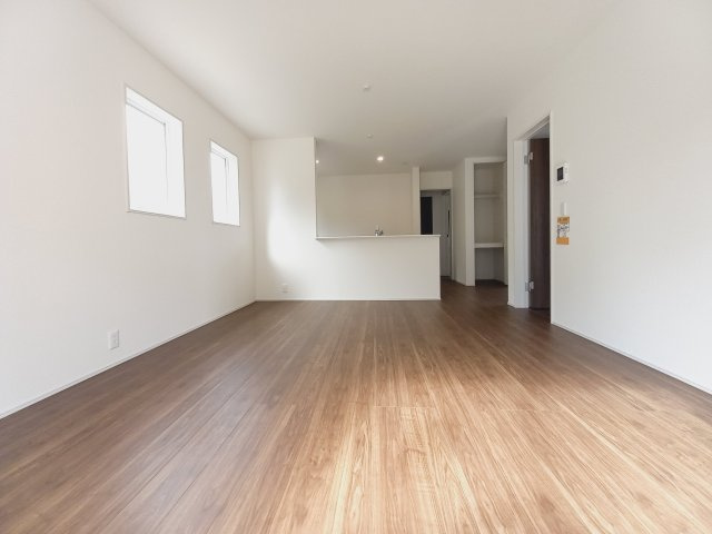 【いわき市泉町滝尻第2】　新築建売　2号棟　＼アクセス良好で県内各所通勤可能♪／の居間・リビング|同施工◆リビングの写真です◆　休日はリビングで、ゆっくりとテレビ鑑賞など…楽しみが増えますね。　家族のコミュニケーションがより一層深まります。

