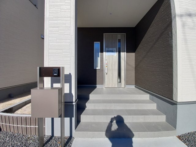 【いわき市泉町滝尻第2】５号棟　ご成約特典！選べる家電プレゼント♪の玄関|同施工◆玄関の写真です◆
お洒落な玄関は気分が良いですね♪広々とした玄関になっております。　