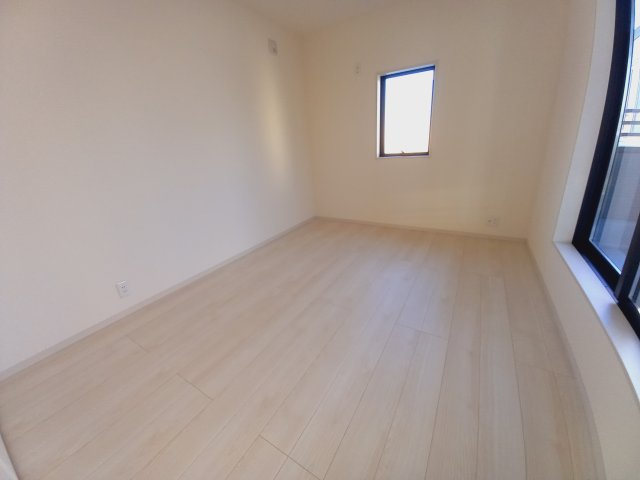 【いわき市泉町滝尻第2】５号棟　ご成約特典！選べる家電プレゼント♪の洋室|同施工◆居室の写真です◆　充分な広さの収納を備え、採光良好な洋室は、快適空間。プライベートの時間もゆったりお寛ぎ頂けそうです。

