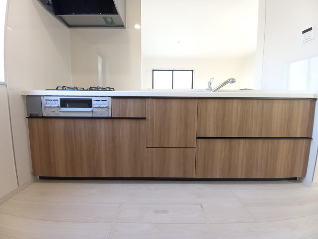 【いわき市泉町滝尻第2】５号棟　ご成約特典！選べる家電プレゼント♪のキッチン|同施工◆キッチンの写真です◆　目の前にリビングが広がる対面キッチンを採用、キッチンからリビング全体を見渡せる子育て中のご家族にも嬉しい造りです！キッチンでお料理をお楽しみください♪
