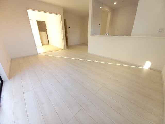 【いわき市泉町滝尻第2】５号棟　ご成約特典！選べる家電プレゼント♪の前面道路含む現地写真|同施工　ゆったり過ごせるリビングです